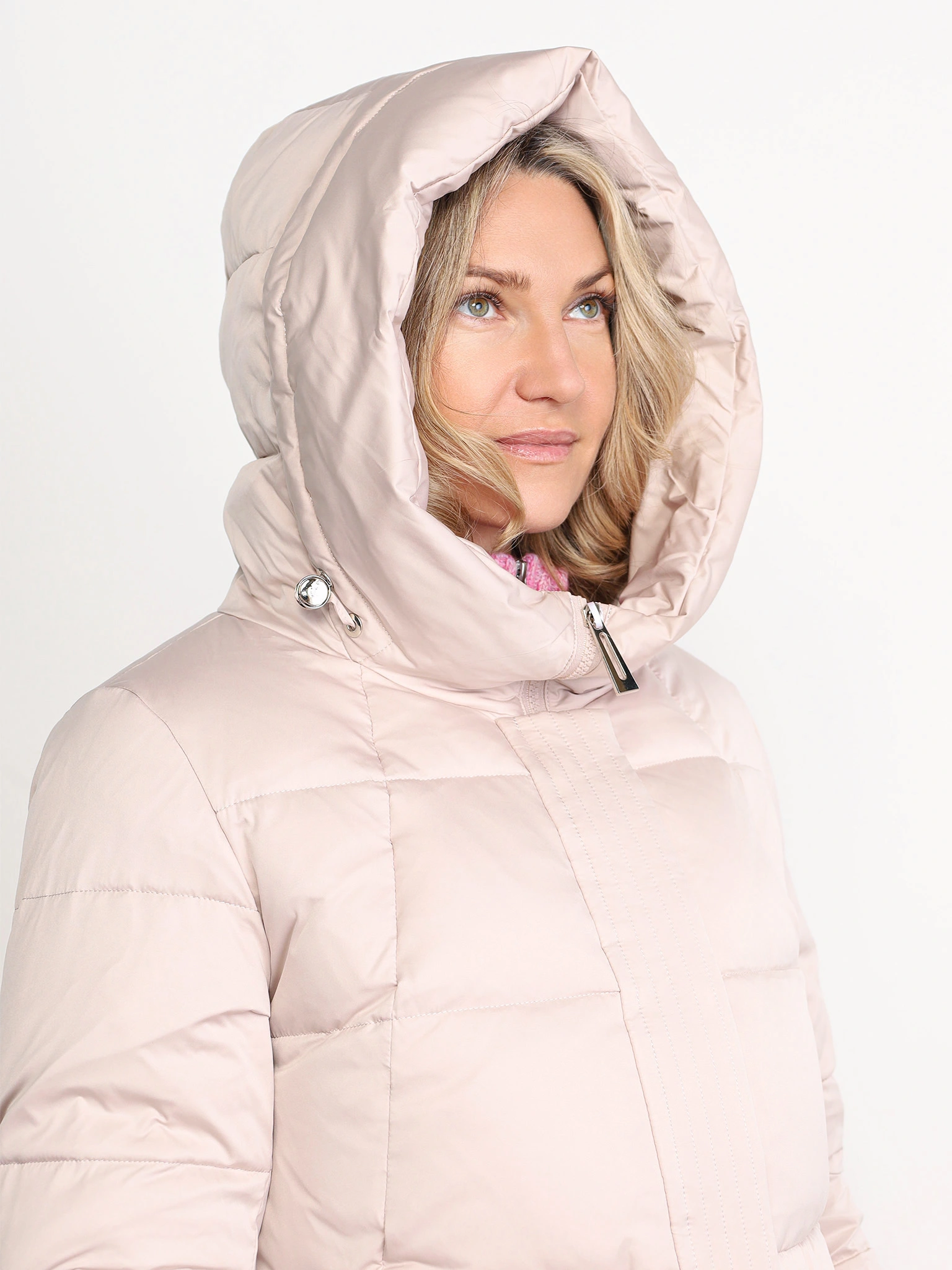 Пуховик светло-бежевого цвета с капюшоном